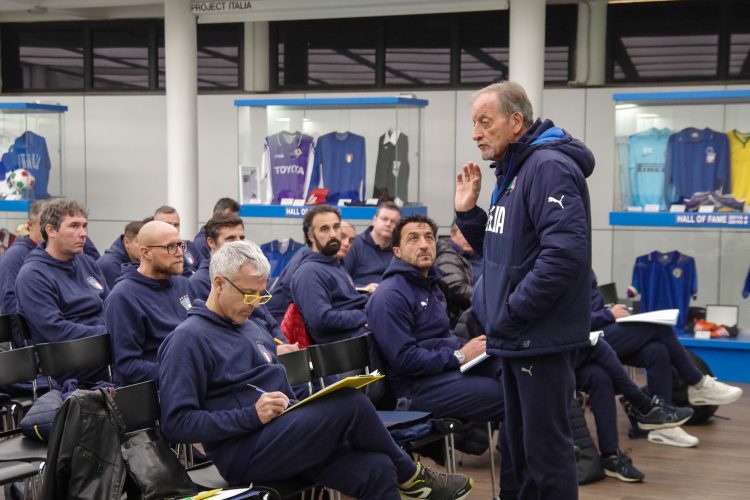 Aula de Renzo Ulivieri na Academia Italiana de treinadores de futebol
