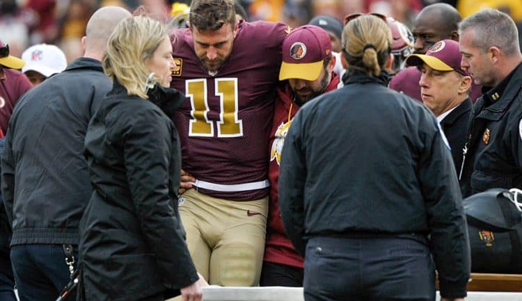 Alex Smith sendo carregado após a lesão em 2018