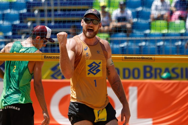 Alison comemora ponto no circuito brasileiro de vôlei de praia