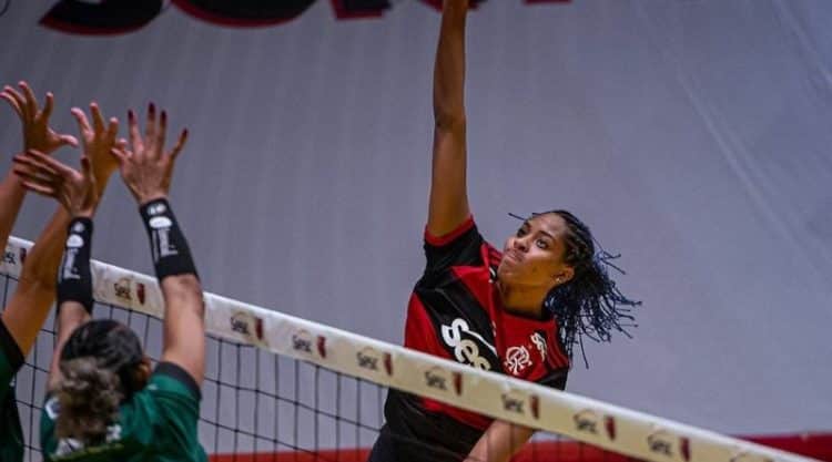 Ana Cristina durante ataque do Flamengo