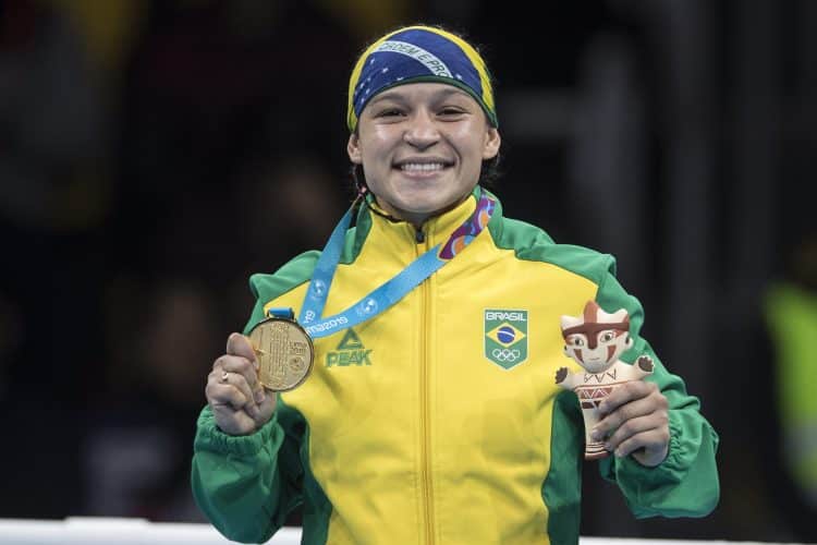 Beatriz com a medalha de Ouro do Pan 2019