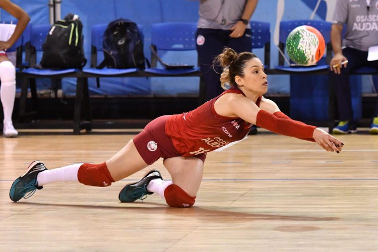 Camila Brait em atuação pelo Osasco