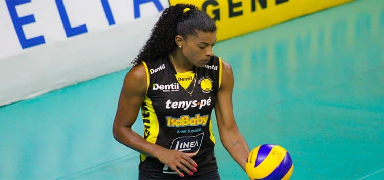 Fe Garay em atuação pelo Praia Clube