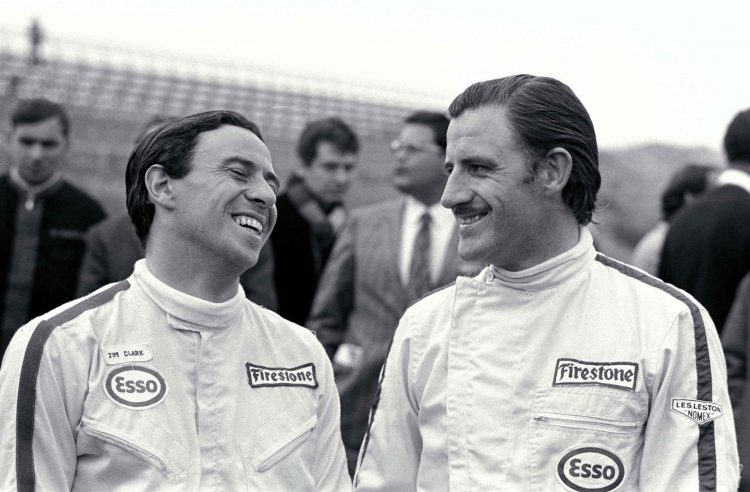 Jim Clark e Graham Hill conversando no paddock