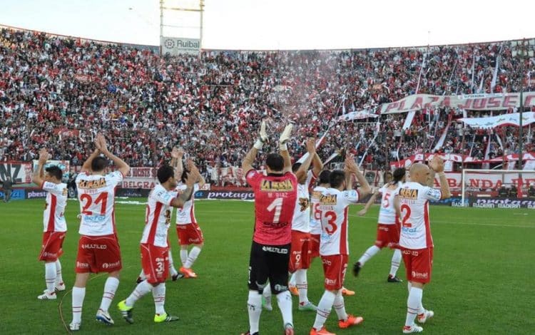 Imagem dos jogadores do Huracán comprimentando os torcedores