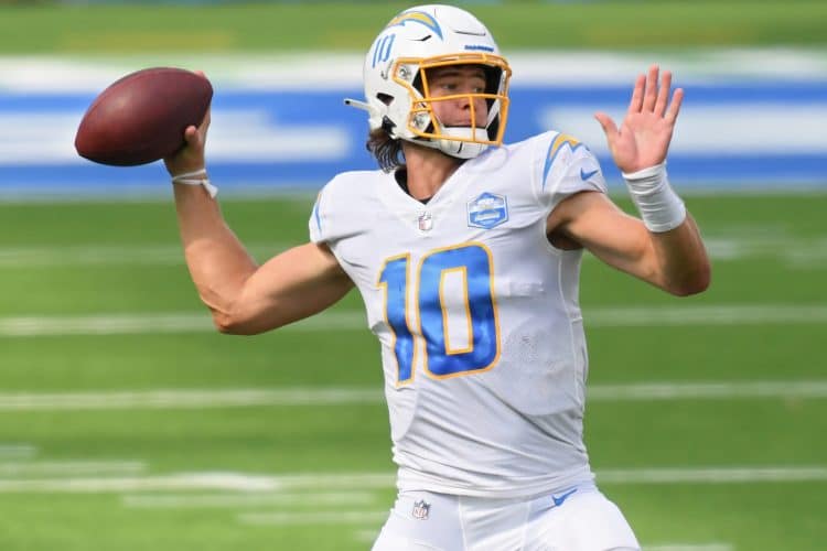 Justin Herbert atuando pelo Chargers