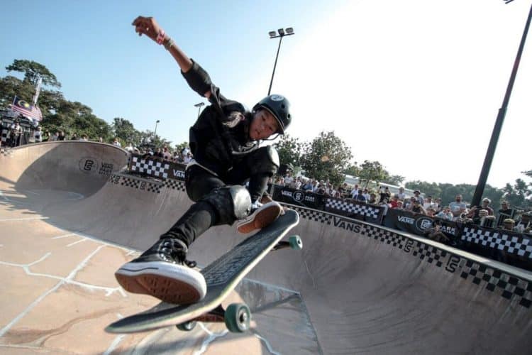 Kokona Hiraki durante prova de skate