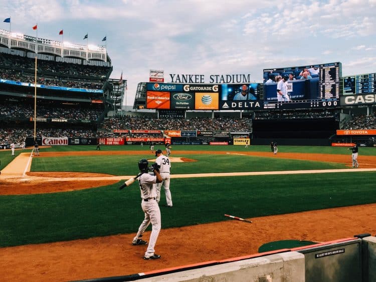 Imagem do Yankee Stadium durante partida de beisebol
