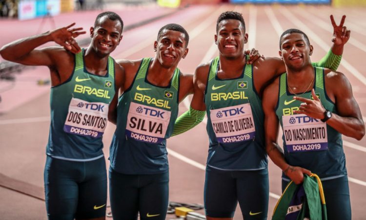 Atletas do Brasil após medalha no Mundial de Atletismo