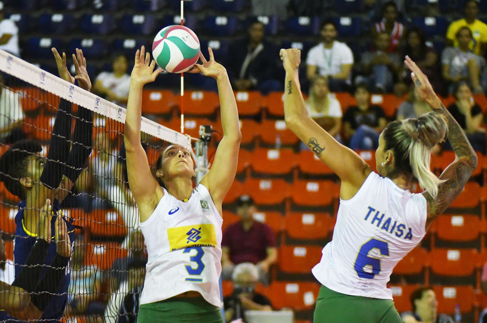 Imagem de Thaísa durante ataque da Seleção Brasileira