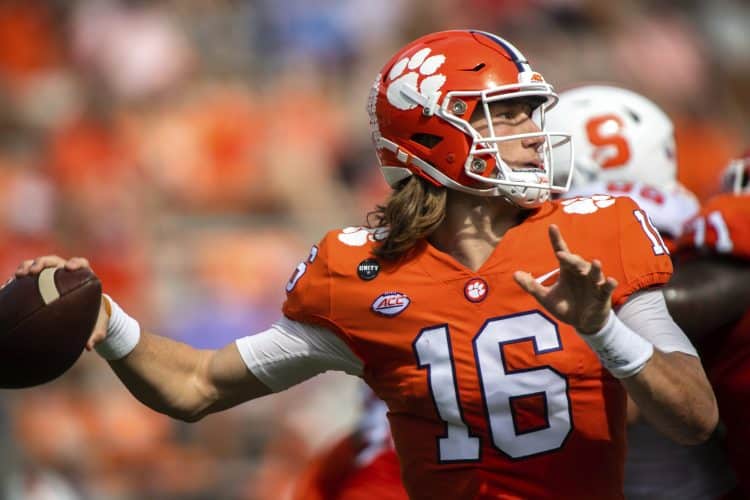 Trevor Lawrence durante jogo do College