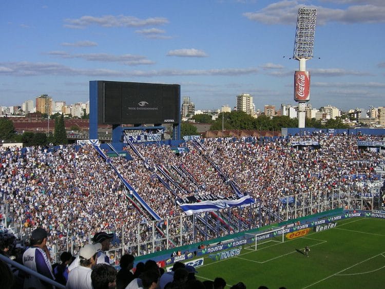 Imagem do estadio do Velez em dia de jogo