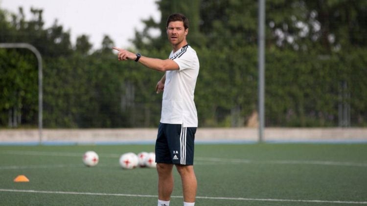Imagem de Xabi Alonso comandando treino