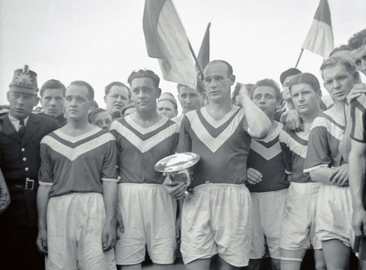 Foto dos primeiros campeões da Copa da Alemanha, do time do Rot-Weiss Essen