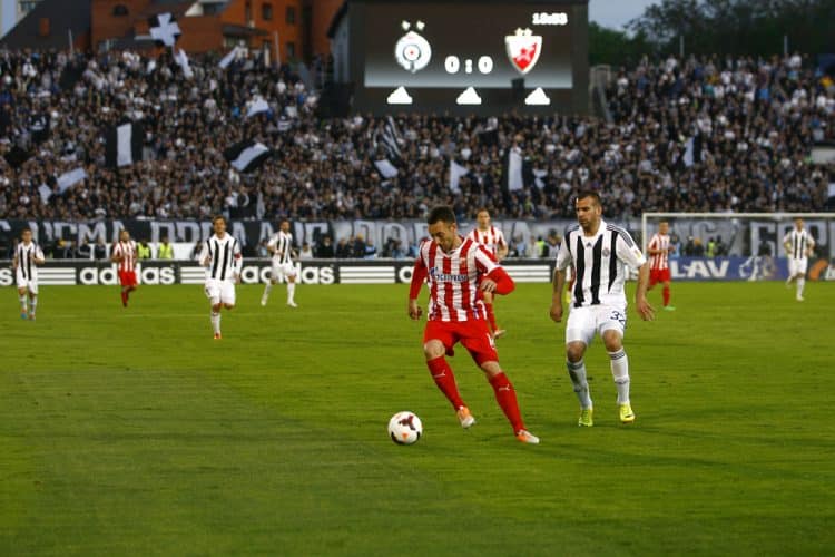 Imagem de jogo entre Estrela Vermelha e Partizan Belgrado