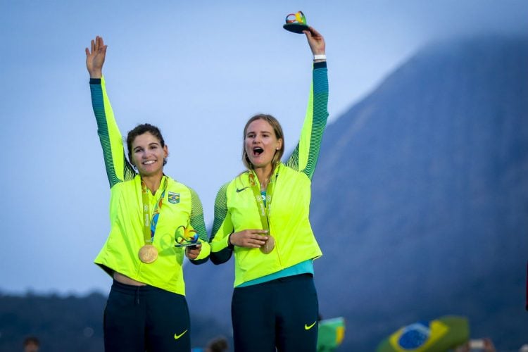 Imagem de Martine e Kahena comemorando medalha olímpica