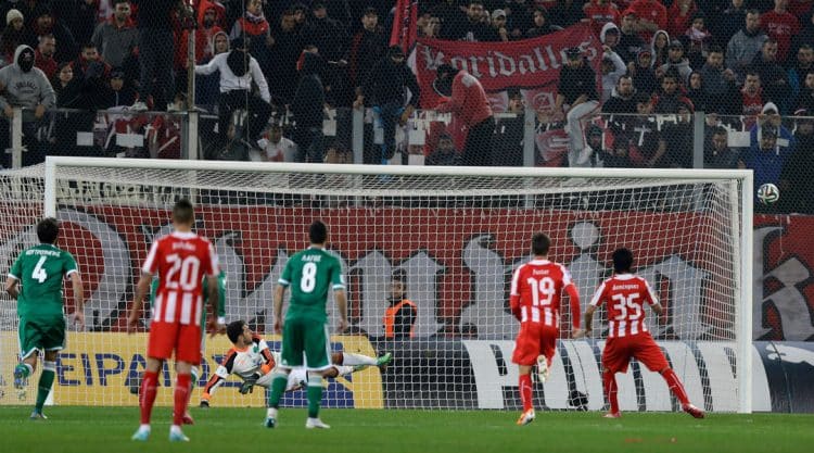 Imagem de jogo enter Olympiakos e Panathinaikos