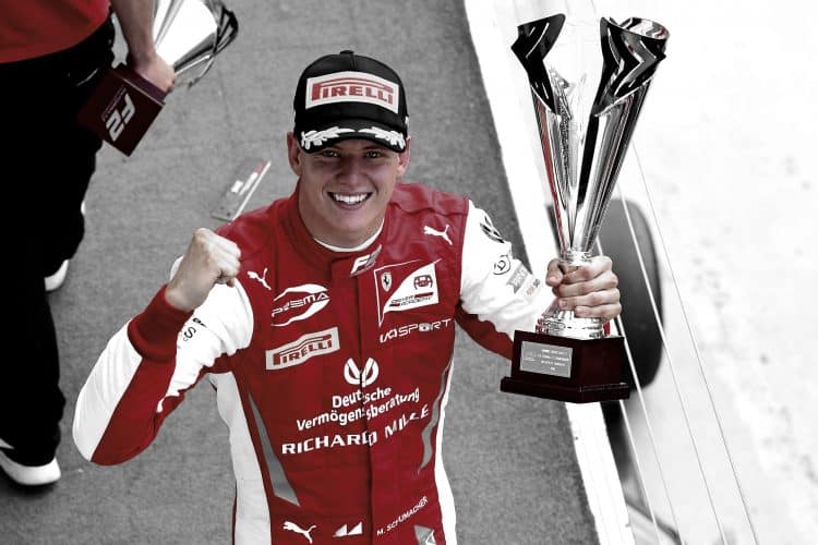 Imagem de Mick Schumacher com uma taça da F2