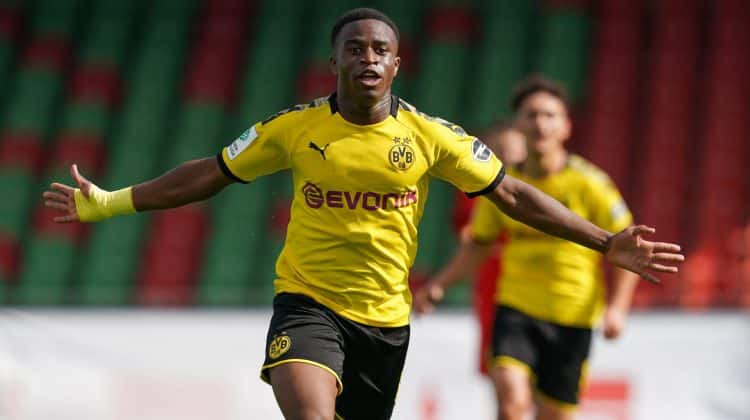 Imagem de Youssufa Moukoko pela base do Borussia Dortmund