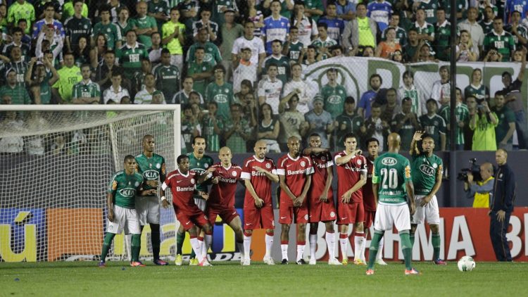 Marcos Assunção se prepara para bater falta pelo Palmeiras