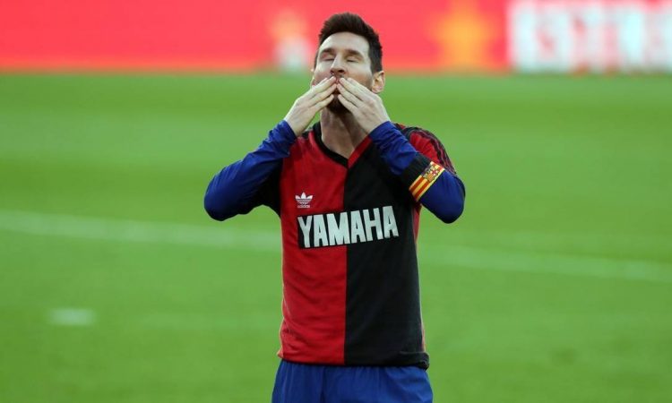 Messi homenageando Maradona após gol pelo Barcelona