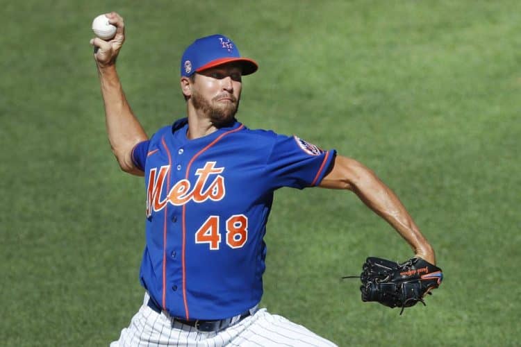 Pitcher Jacob deGrom durante arremesso