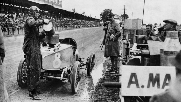 Iimagem do carro competitivo da Aston Martin nos anos 1920