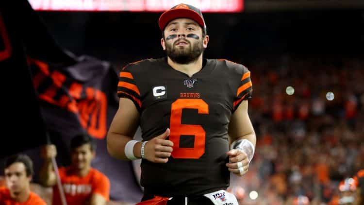 Baker Mayfield na entrada do jogo do Cleveland Browns