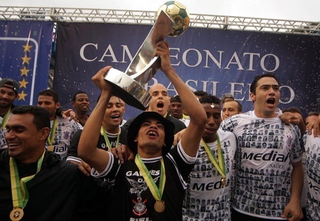 Imagem da comemoração do Corinthians no título da Série B de 2008