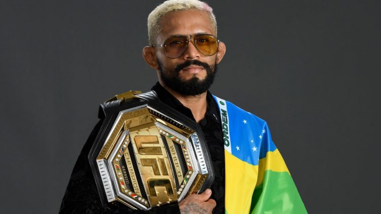Deiveson Figueiredo posa com o cinturão do UFC