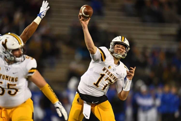 Josh Allen em atuação no College Football