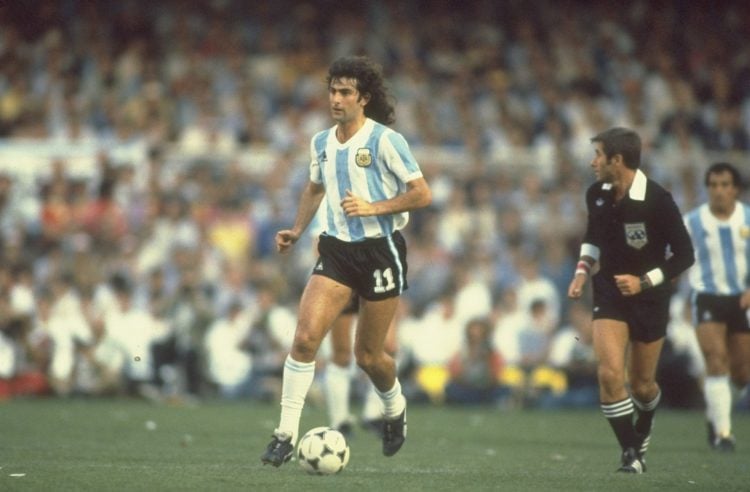O atacante Mario Kempes é um dos maiores jogadores da Argentina
