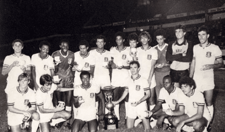 Time do Olaria posando com a taça da primeira Série C