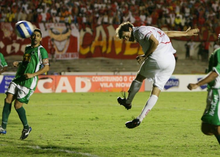 Túlio Maravilha marcando gol para o Vila Nova na Série C de 2007