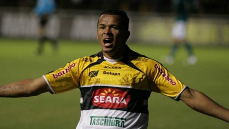 Imagem de Zé Carlos, maior artilheiro da Série B, em atuação pelo Criciúma