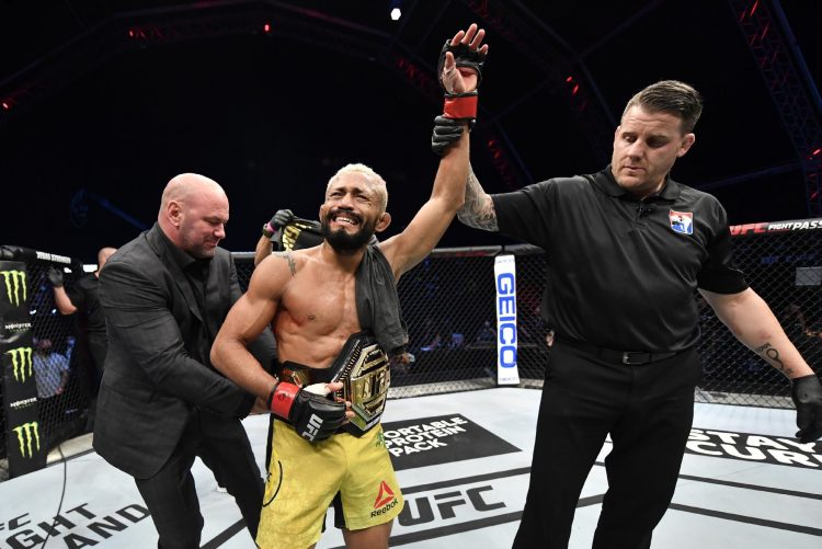Deiveson recebendo o cinturão do UFC