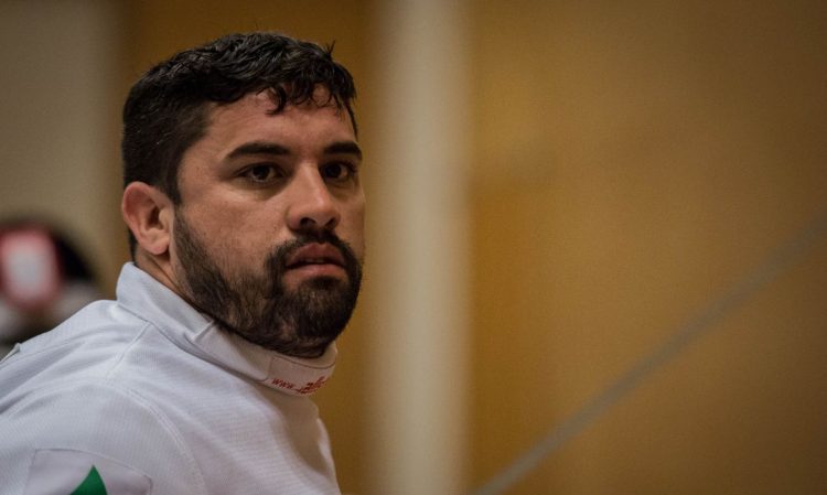 Jovane Guissone, um dos principais atletas da esgrima em cadeira de rodas