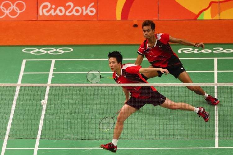 Como se joga badminton em duplas