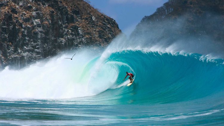 Cacimbinha do Padre, em Noronha, é um dos melhores picos de surf do mundo