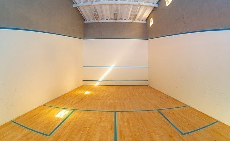 A quadratem medidas específicas previstas nas regras do squash