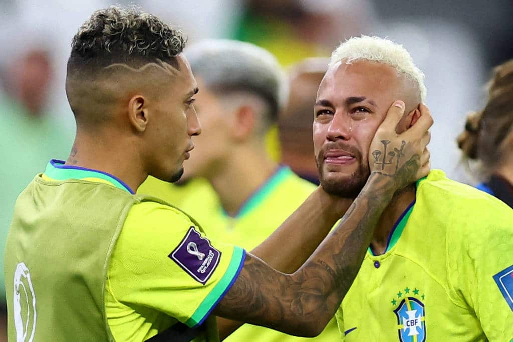 Raphinha consola Neymar após derrota nos pênaltis para Croácia