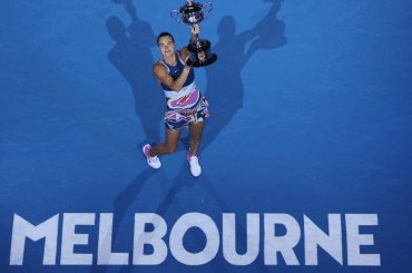 Aryna Sabalenka ergue taça no Australian Open 2023