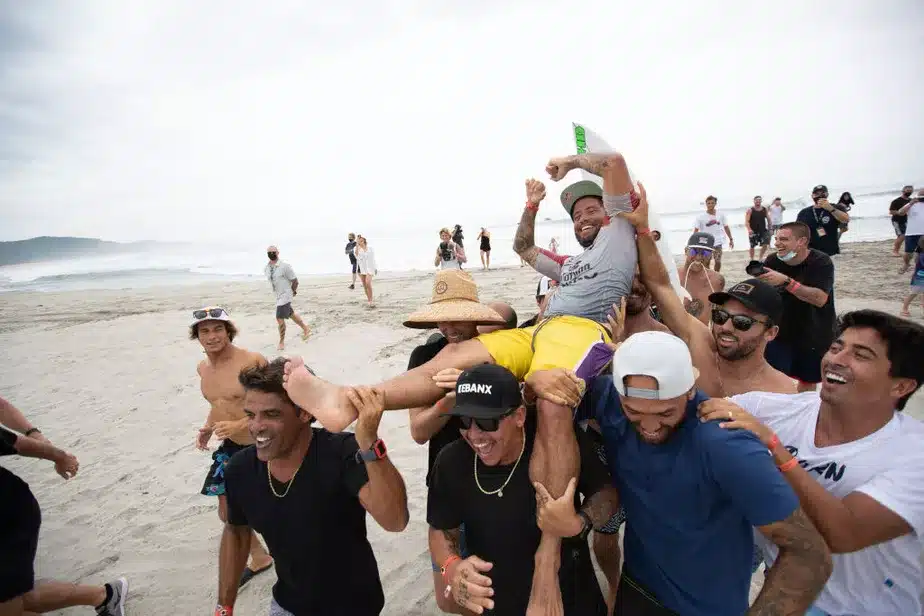mineirinho levantado por surfistas