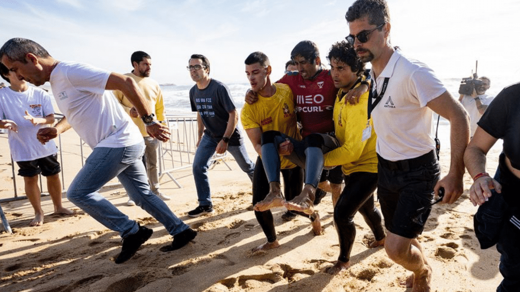 Miguel Pupo aparece de muletas após lesão em Portugal