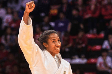 Judô: brasileira conquista medalha de ouro com golpe impressionante no último segundo