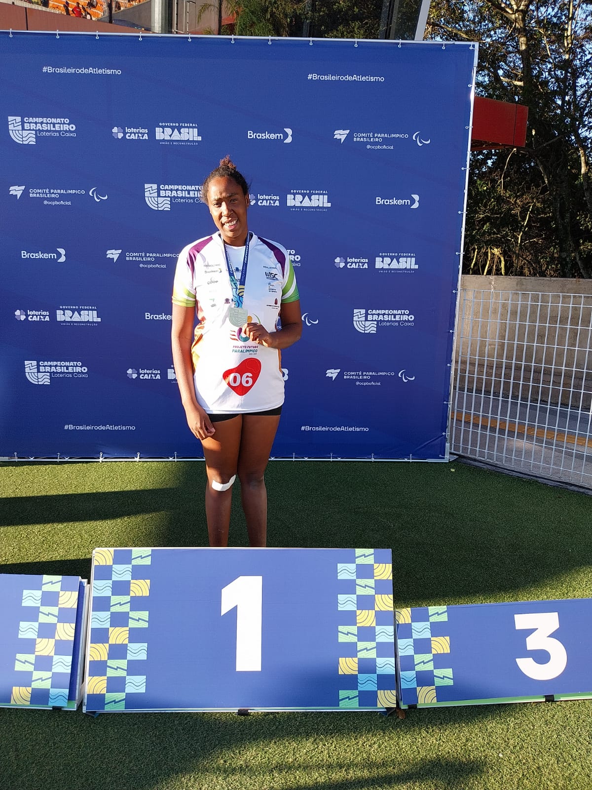 (Divulgação/Campeonato Brasileiro Paralímpico) Vanessa Caetano Alves no pódio