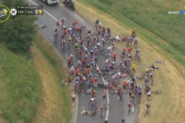 Acidente envolvendo 30 ciclistas interrompe Tour de France