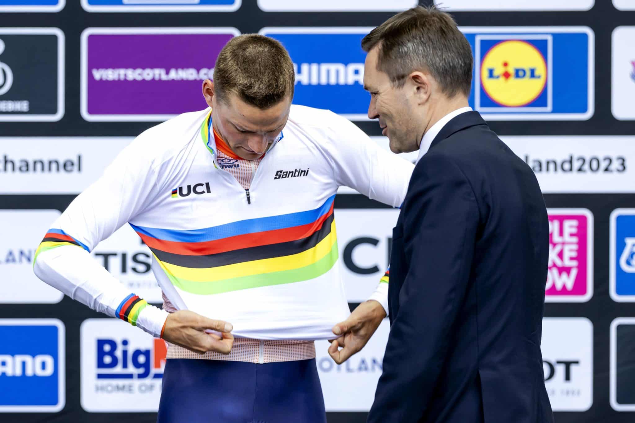 Mathieu van der Poel com a camisa arco iris após o título mundial - Icon sport