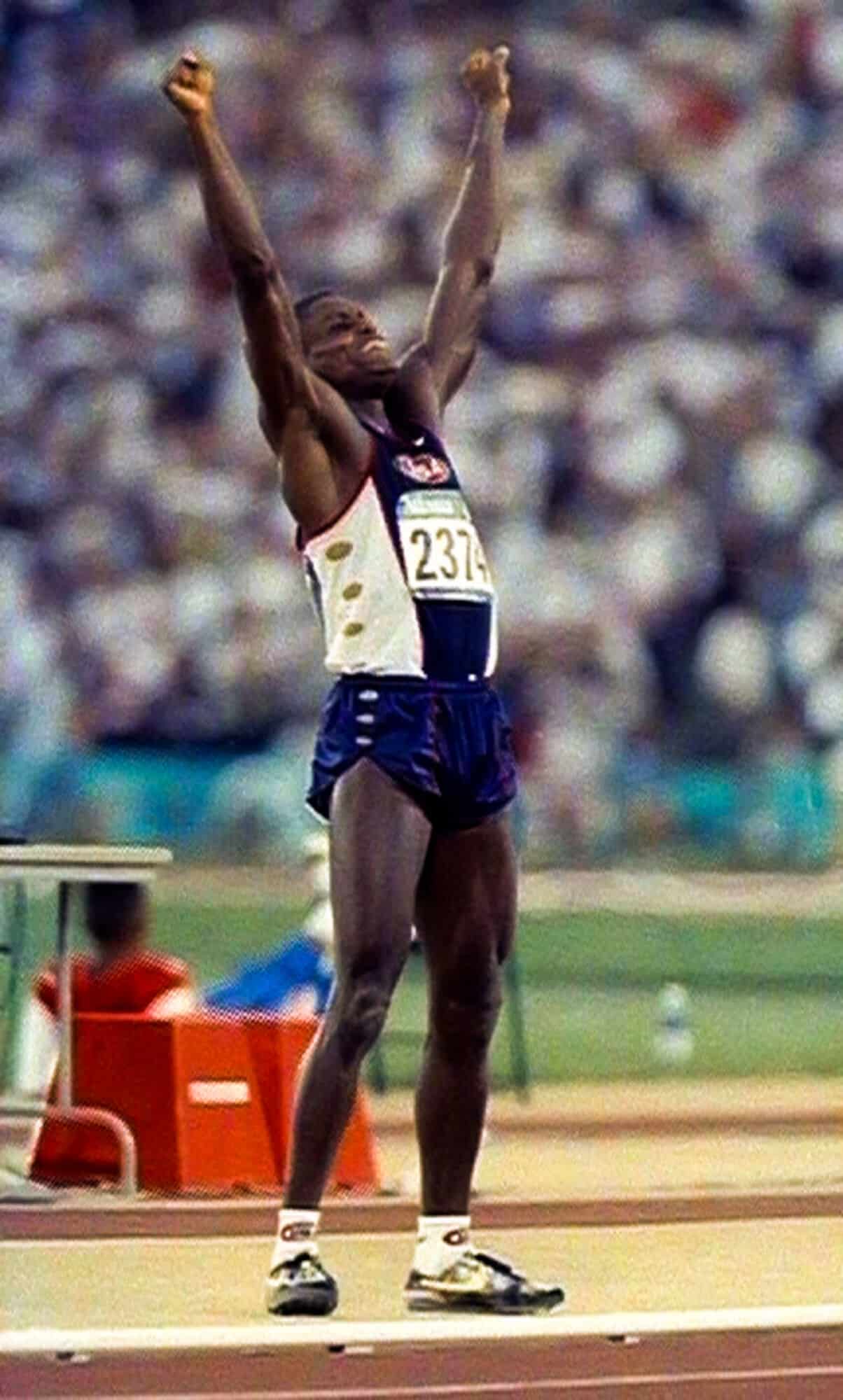 (Icon Sport) Carl Lewis é um dos maiores nomes do esporte e já obteve alguns recordes mundiais de atletismo