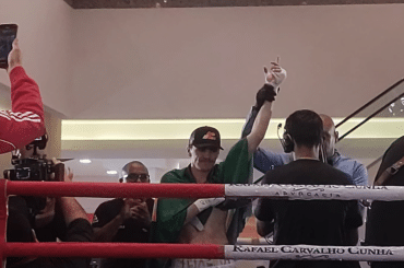 Com presença de Popó, Patrick Teixeira é bicampeão mundial
